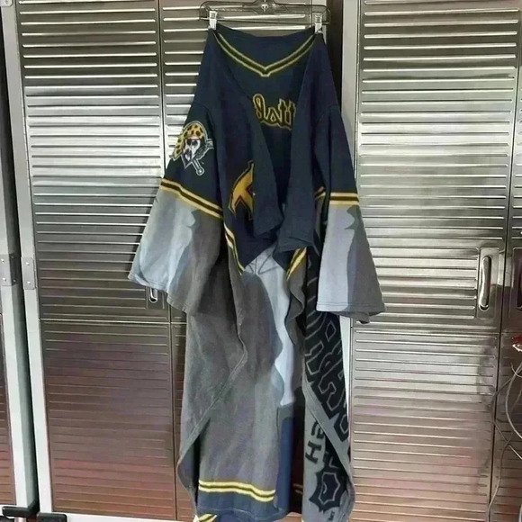 Pittsburgh pirates fleece long Poncho. - Picture 3 of 6